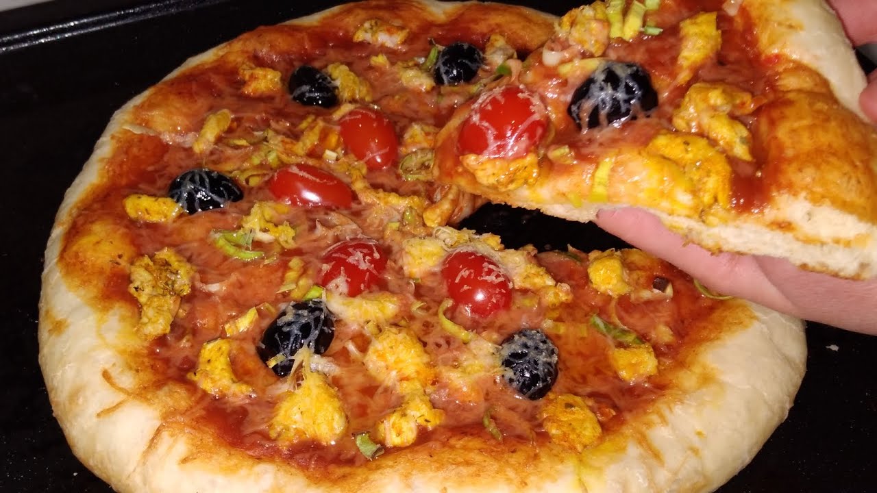 بيتزا بعجينة خفيفة و ناجحة ماهيش محتاجة أيام باه تخمر 