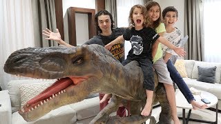 مفاجأتهم بأكبر ديناصور متحرك بالبيت!
