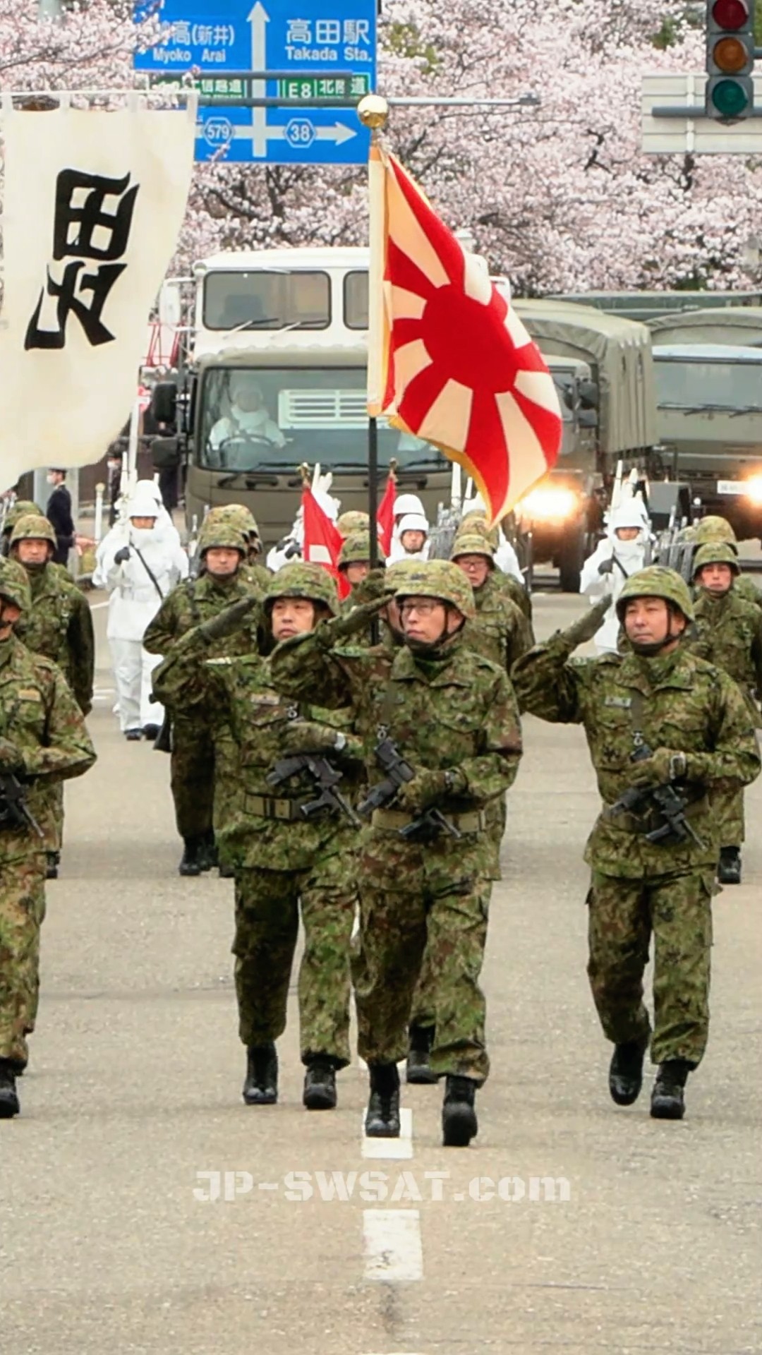 花見会場に旭日の連隊旗を掲げて堂々行進】9mm機関拳銃・89式5.56mm
