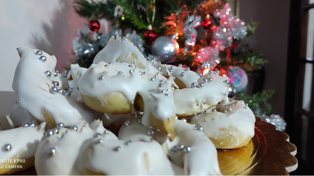 Pistoccheddu prenu (Biscotti sardi croccanti ripieni di pasta di mandorla)