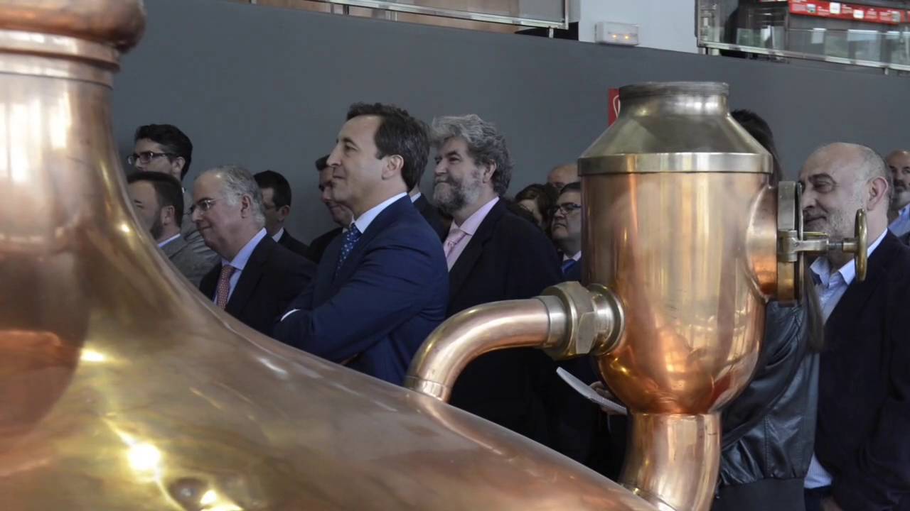 Homenaje a la fabrica Cruzcampo de Jaén y a los maestros cerveceros newspaper mockup