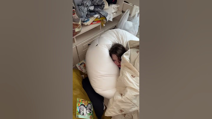 Бедный ребёнок спит на полу