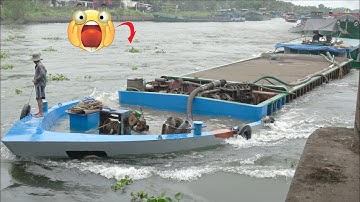 Sà lan chở cát quá tải tuột cống, tiêu tốn hàng chục lít dầu kịch tính