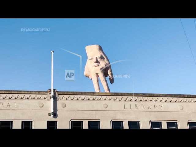 New Zealand city waves goodbye to its giant hand sculpture - YouTube