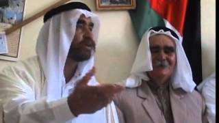 الشاعر ابو سلمان ماجد رضوان في منزل الاستاذ المرحوم ابوفضل الله يوسف الشاعر بالاردن في قرية الازرق