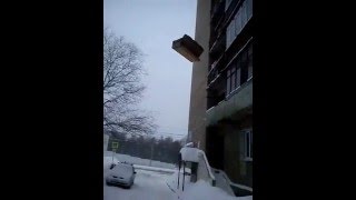 Рязань прикол 2016 грузчики выкинули диван c балкона(, 2016-01-22T13:05:31.000Z)