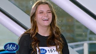 Dommerne lener seg tilbake og nyter Sofies "Ariana Grande" cover | Idol Norge 2020