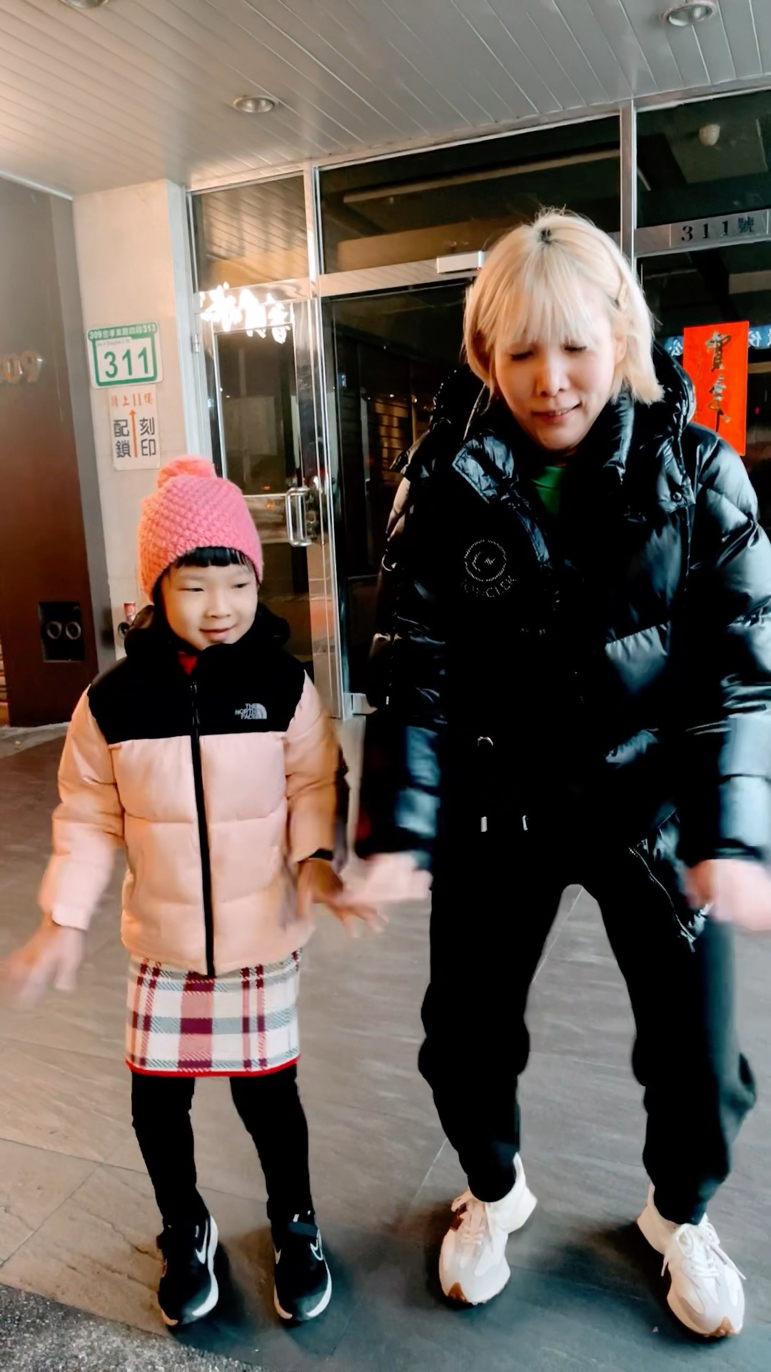 (Golf familyVN)hai cô cháu đu trend lạnh quá ?#sofunny #cute #shorts