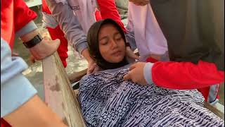 PRAKTEK MEMANDIKAN JENAZAH PEREMPUAN KELAS XI MIPA 3 SMAN I PACIRAN 2022