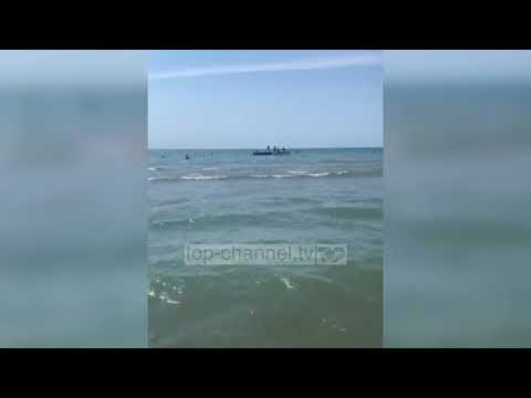 Mbytja e 26-vjeçarit tek Gjiri i Lalzit, momenti kur pushuesit e nxjerrin në breg me varkë