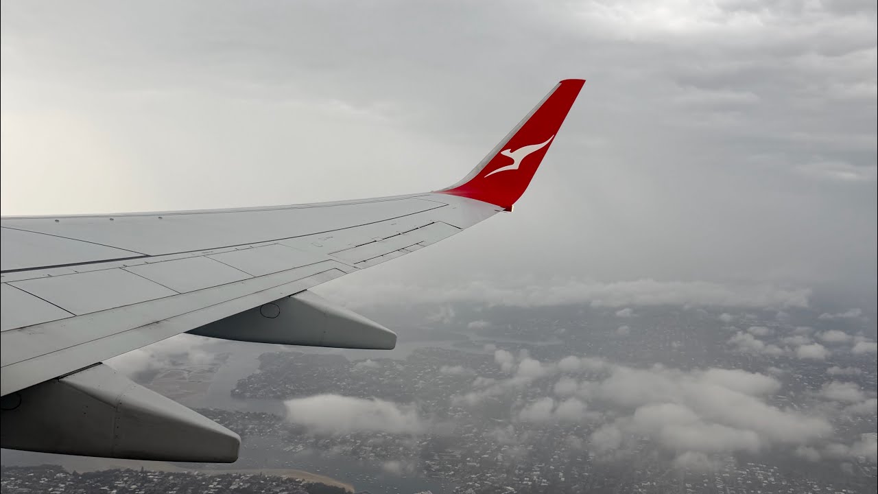 Qantas 737 Stormy departure from Sydney