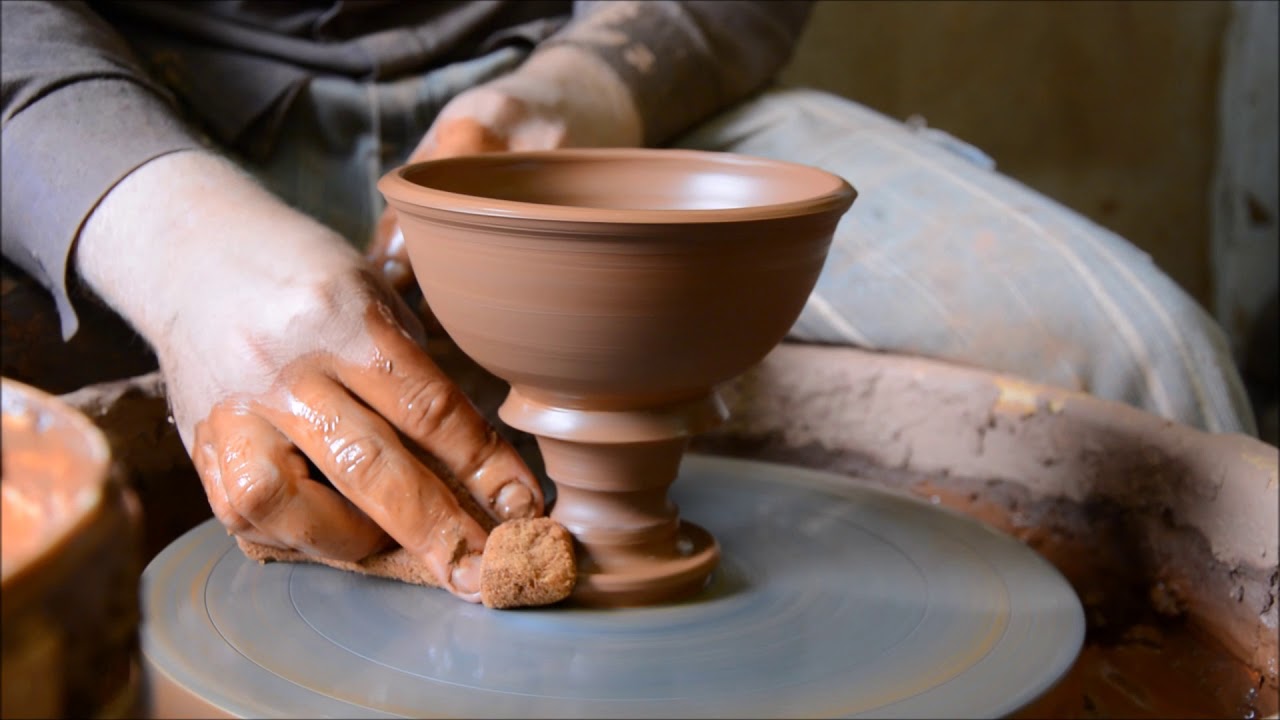 ⁣Выкручивание кубка на гончарном круге. Unscrew the Cup on a pottery wheel.