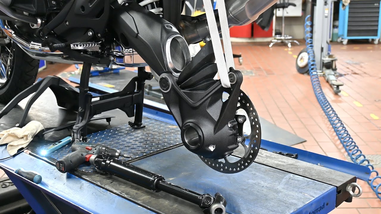 BMW R1300 (GS, GSA) Checking and Lubrication the cardan shaft