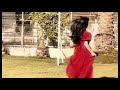 وصف وكانت الفراشات تحط عليها ضنآ منها أنها زهرة 