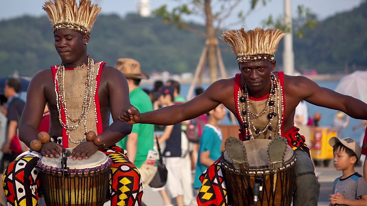 Культура конго. Овимбунду Ангола. Ангола Африка Луанда танцы. Овимбунду народ Африки. Нзинга Мбанди Нгола.