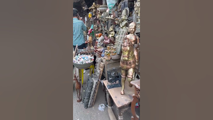 Mumbai street shopping at Chor Bazar #streetshopping #market #shoplocal #vintage #indianart