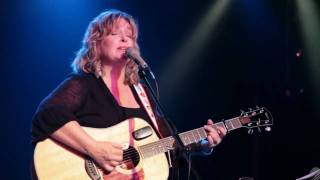 Watch Gretchen Peters Waiting For The Light To Turn Green video