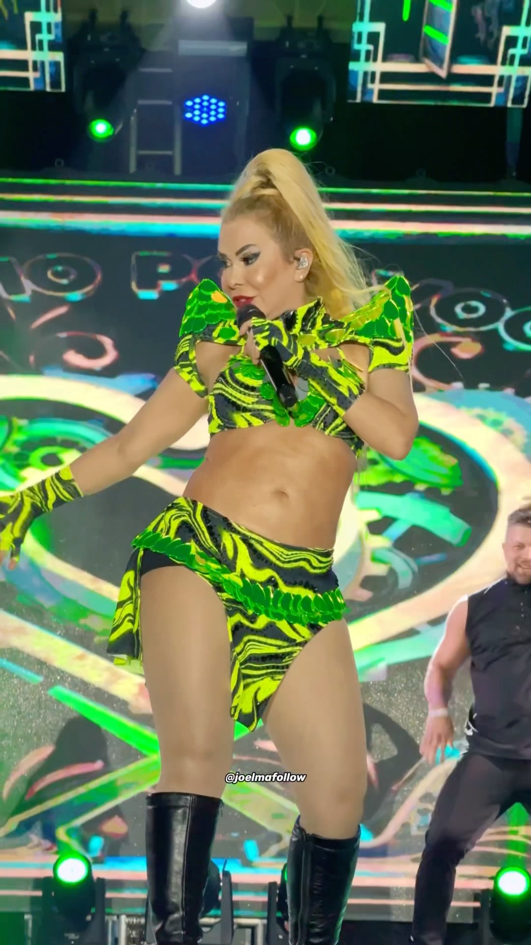 Joelma com 50 aninhos de idade e com corpo de 15 anos