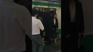 Вот как надо «трамбоваться» в общественном транспорте! Метро в Японии!