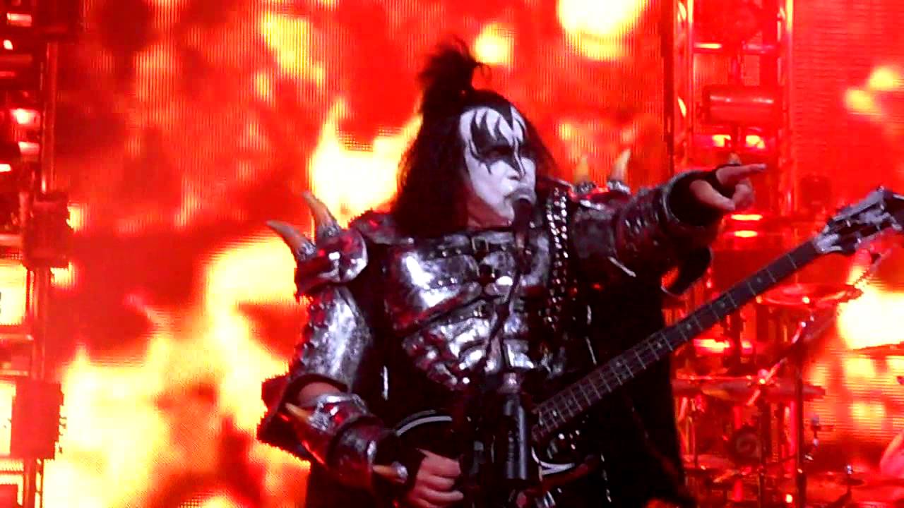 группа кисс 2020. Kiss war machine 1982. кисс вар. машинка для поцелуев. Mgk kiss kiss.