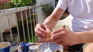 Peeling an egg - Een ei pellen!