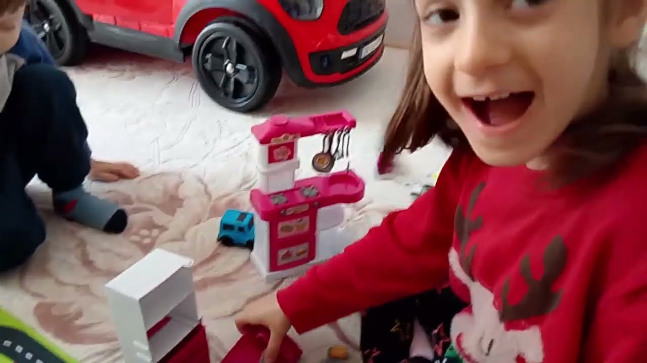 🎁 Yeni Oyuncak Geldiii! Mutfak Seti Açıyoruz! 🍳Dolabimiz Kırık Çıktı 😱😱