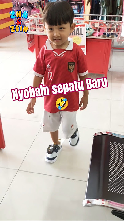 Nyobain sepatu baru 😂