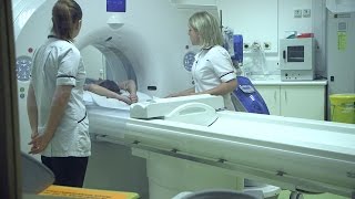 What is it like to have a CT scan? | Cancer Research UK Resimi