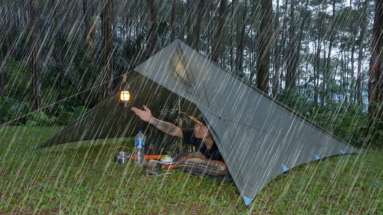 SOLO CAMPING IN TROPICAL RAIN, SURVIVAL SHELTER • RELAXING IN THE TARP ...