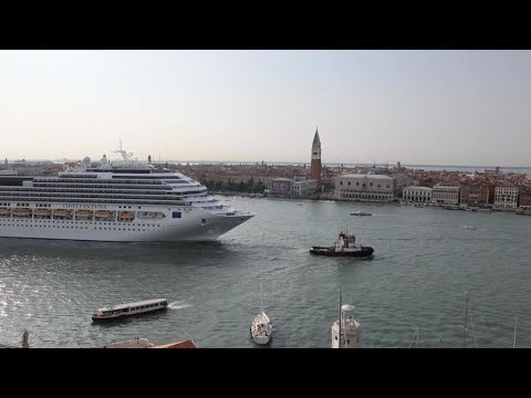 Dangereux et polluants, les paquebots bientôt interdits de séjour à Venise