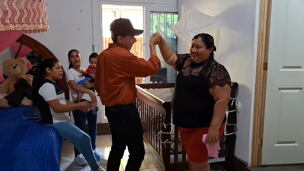 Asi salió MARI lista para salir lejos de CASA en su CUMPLEAÑOS con toda su familia. 