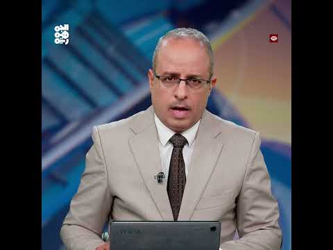 رئيس جامعة ذمار الحوثي يقدم التحية بالسلاح لقيادي في الميليشيا