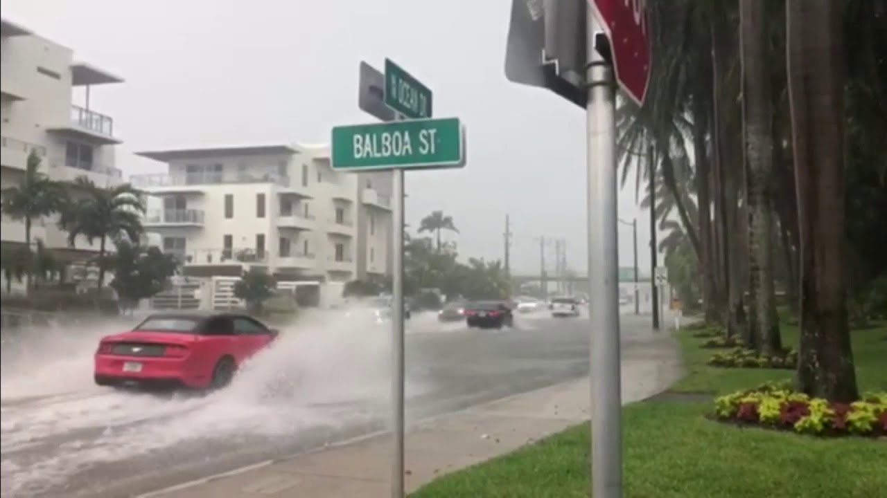 Strong storms slam South Florida on Friday afternoon - YouTube