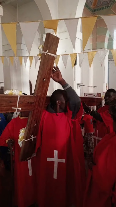 Msalaba wa hija ukitoka Kanisa la Mt. Yosefu Mfanyakazi Parokia ya Itengule...Silaha yetu Msalaba 🙏