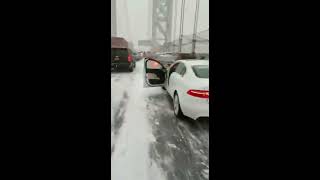 Slippery Road in New York Bridge - (Nieve Resvalosa)