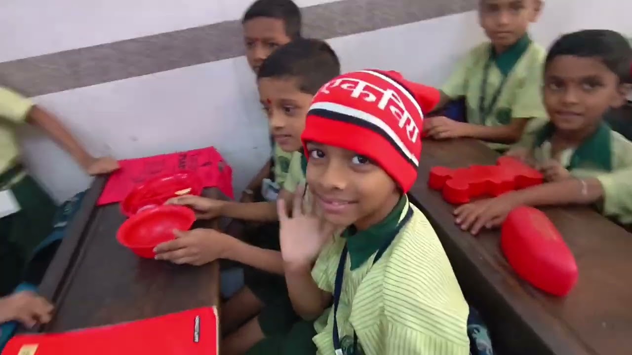 आमचा आजचा रंग लाल!🌹🎈🚩🌹🎈🚩