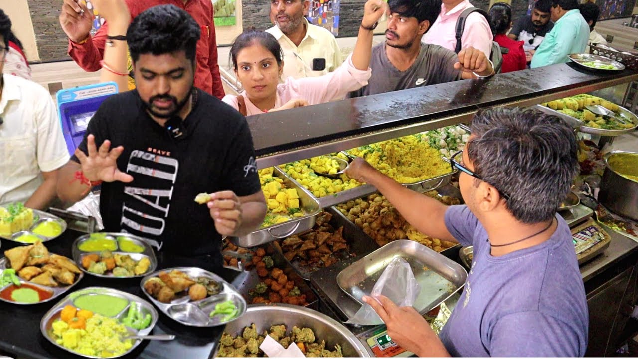 છેલ્લા ૫૦ વરસ થી ફેમસ ભગવતી ભજીયા હાઉસ કરમસદ આણંદ આજે પણ નાસ્તા માટે લોકપ્રિય જગ્યા છે