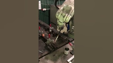 Cận cảnh robot hàn làm việc thực tế tại xưởng