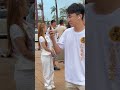 是哪間宮廟能讓縣議員黃嫈珺和南鯤鯓代天府總幹事在廟埕親自接待呢？議員旁邊的助理好漂亮喔，大家有沒有跟我一樣覺得她很像職棒樂天女孩巫苡萱～