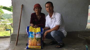 Tặng gạo cho Cụ 100 tuổi sống neo đơn 1 mình