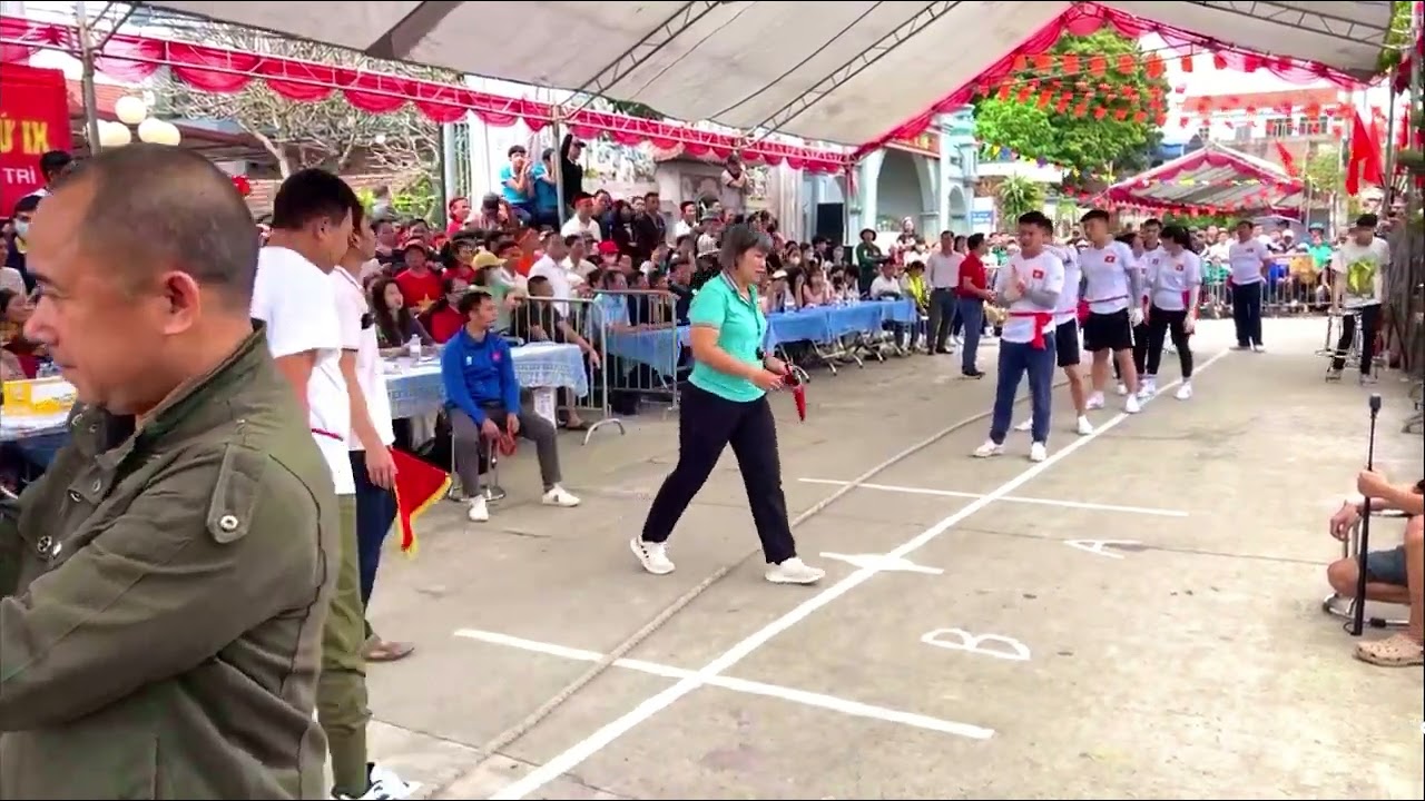 Trận tứ kết 1 giải kéo co Thượng Trì năm 2026 giữa đội xóm Quý Đình Đông và đội xóm Đông Thành.