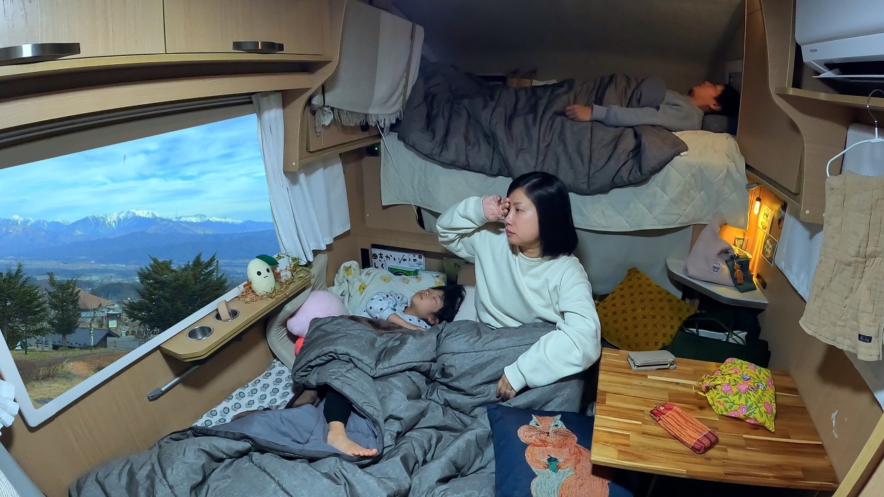 Семья, живущая в маленькой машине, отправляется в весеннее путешествие на автомобиле