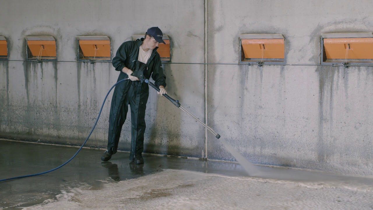 Cleaning with foam VS water