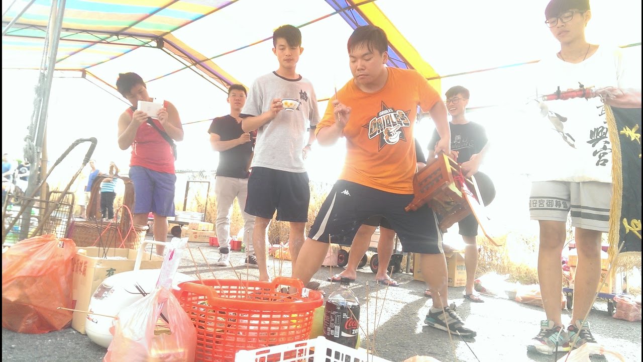 2016 鹿港 東石 東興宮 李府千歲  於百姓公廟前  舉行拜散魂儀式 (上) 東興宮恩主降駕巡視