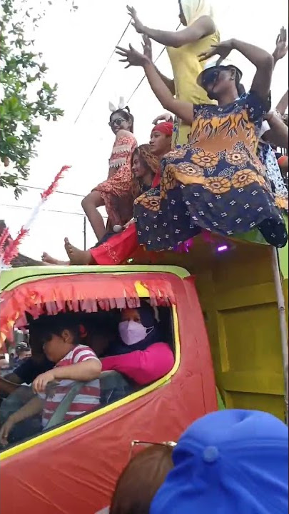 cowok pakai daster gokil abis di karnaval #shorts