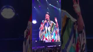 LAURA PAUSINI DESCUBRE A LUIS FONSI EN SU CONCIERTO KASEYA CENTER MIAMI