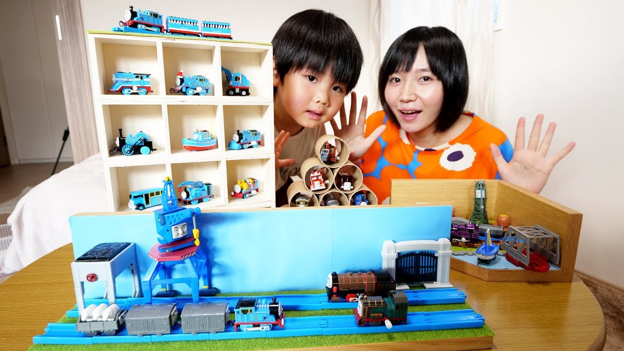 [受注製作]カプセルプラレール (ガチャガチャ)棚 カプセルプラレールのディスプレイを作ったよ【鉄おも企画】 - YouTube
