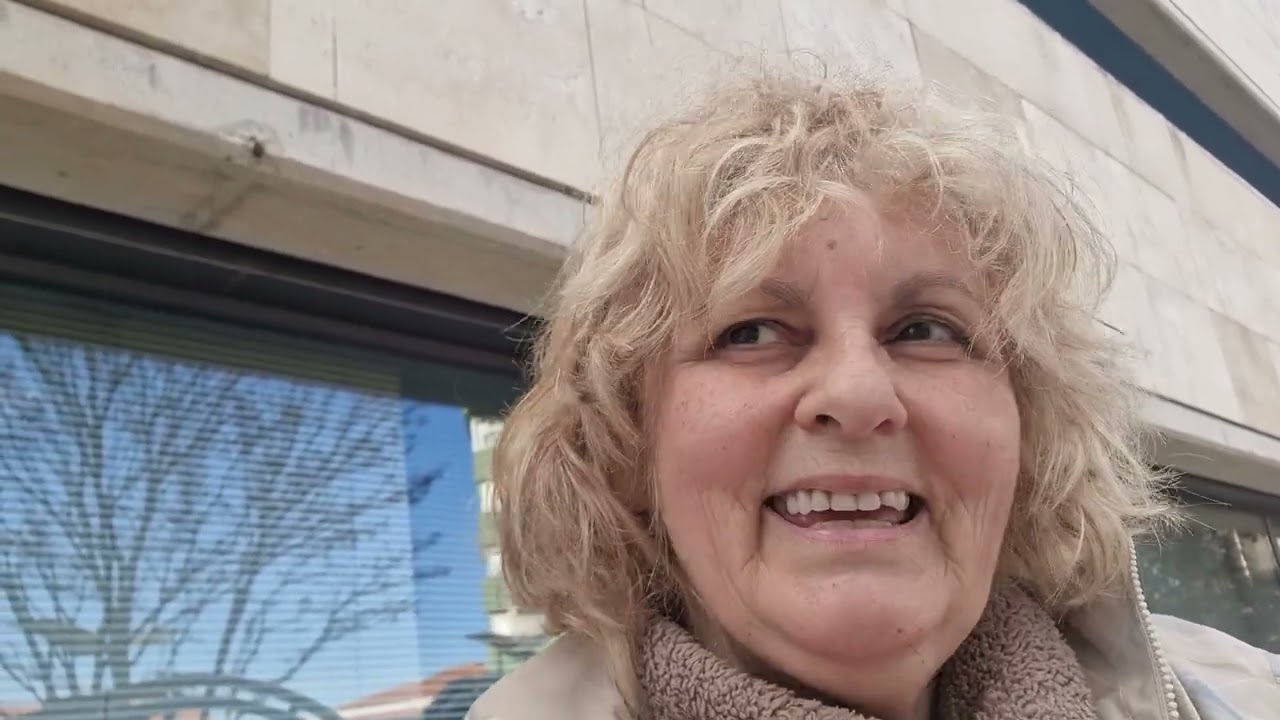 En la calle con la bebé reborn VERA y los perros 