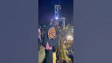 MSANII BUBU ALIE TREND MTANDAONI KWA KUIMBA KWA KELELE WATU WANAUTANI WA NGUMI 