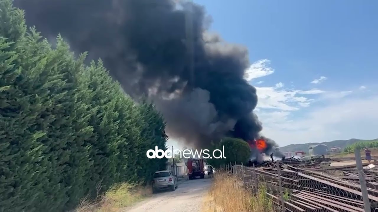 Zjarr pranë hekurudhës në Fier, dyshohet i qëllimshëm